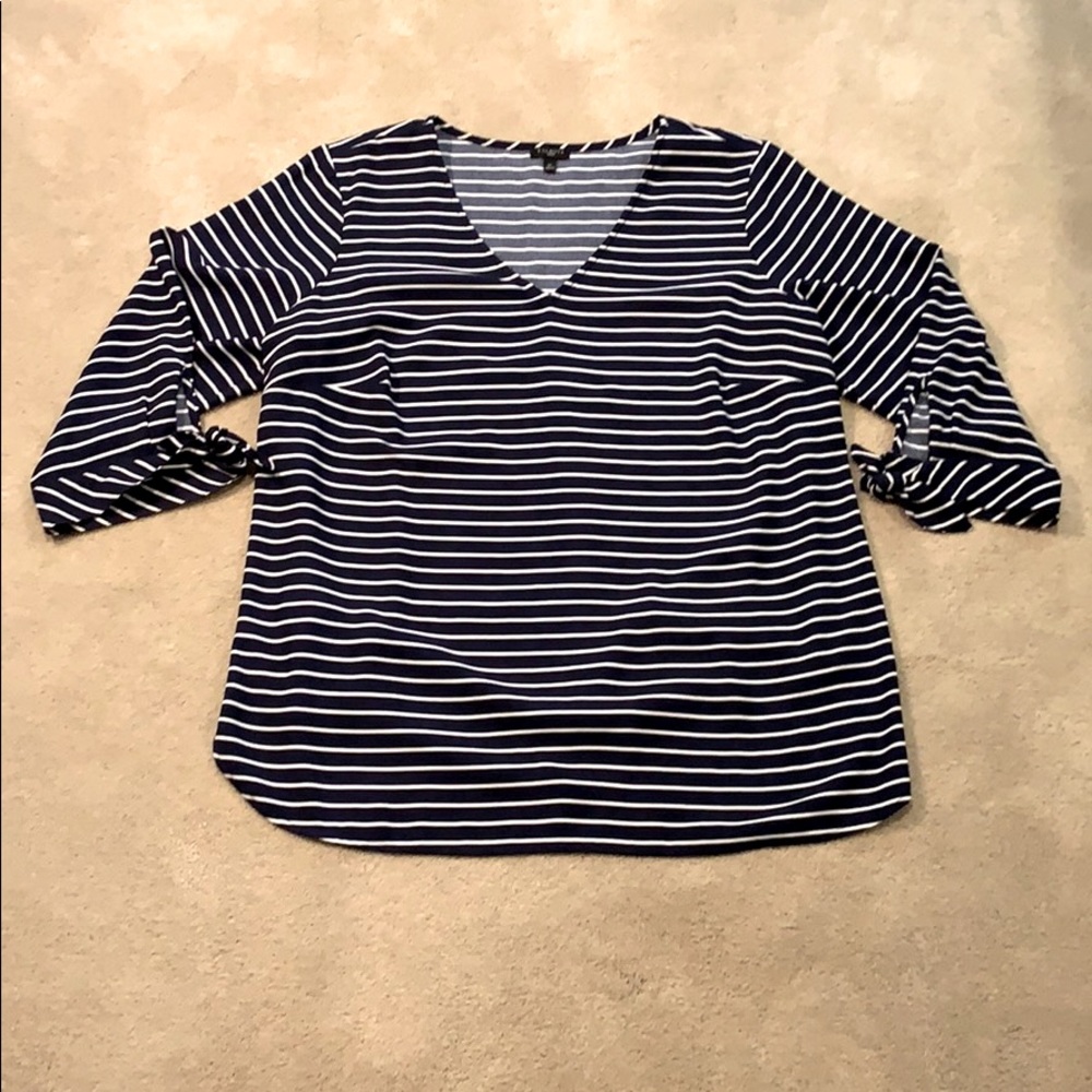 Super-flattering v-neck Talbots blouse in 1x